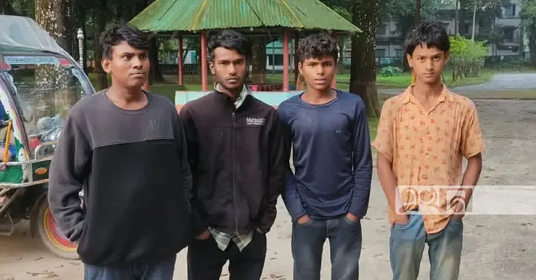 আটক ৪ তরুণ